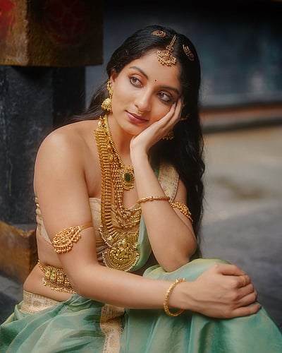 தழுவிடும் இனங்களில் மான் இனம்
தமிழும் அவளும் ஓரினம்... இஷானி கிருஷ்ணா!