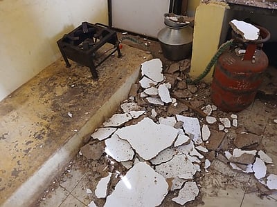 சேதமடைந்த பள்ளி மேற்கூரையை சீரமைக்கக் கோரிக்கை