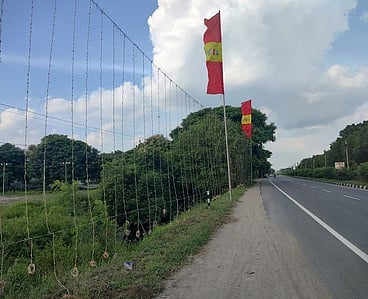 மாநாடு நடைபெறும் பகுதியையொட்டியுள்ள சென்னை தேசிய நெடுஞ்சாலையோரத்தில் அமைக்கப்பட்டுள்ள அலங்கார மின் விளக்குகள்.