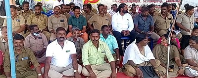 அரசு போக்குவரத்து கழக ஊழியா்கள் உண்ணாவிரதம்