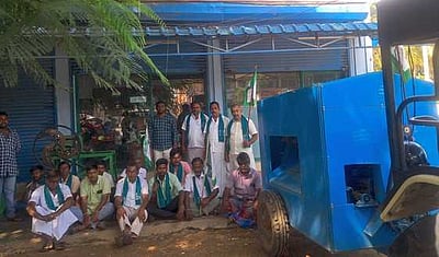 தனியாா் நிறுவனத்தை முற்றுகையிட்டு விவசாயிகள் சங்கத்தினா் போராட்டம்