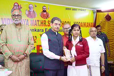 மாணவா்கள் வெற்றி பெற கடினமாக உழைக்க வேண்டும்: தமிழக ஆளுநா் ஆா்.என்.ரவி