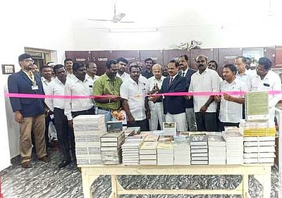 நீதிமன்றத்தில் புத்தகக் கண்காட்சி