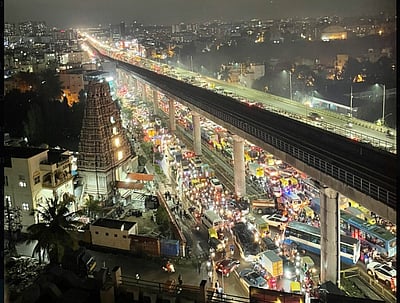 காரை நடுரோட்டில் விட்டுச் சென்ற மக்கள்! ஸ்தம்பித்துப்போன பெங்களூரு நகரம்!!