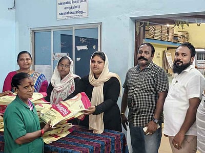 உடன்குடியில் தூய்மைப் பணியாளா்களுக்கு பரிசு