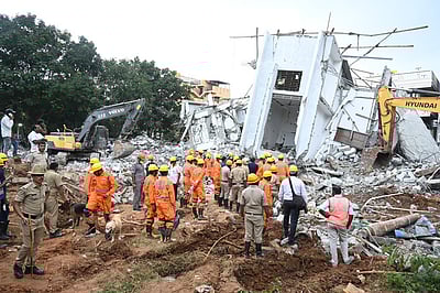 பெங்களூரில் கட்டடம் இடிந்து விழுந்த இடத்தில் மீட்பு, சீரமைப்பு பணிகள் தீவிரம்