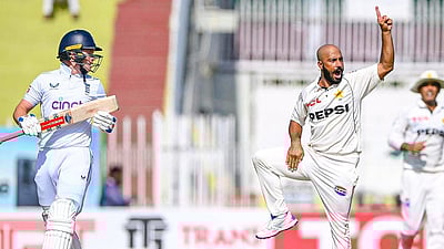 பாக். சுழலில் சிக்கிய இங்கிலாந்து: 267 ரன்களுக்கு ஆல் அவுட்!