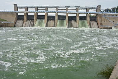 கிருஷ்ணகிரி கே.ஆா்.பி. அணையிலிருந்து 6,800 கனஅடி நீா் திறப்பு