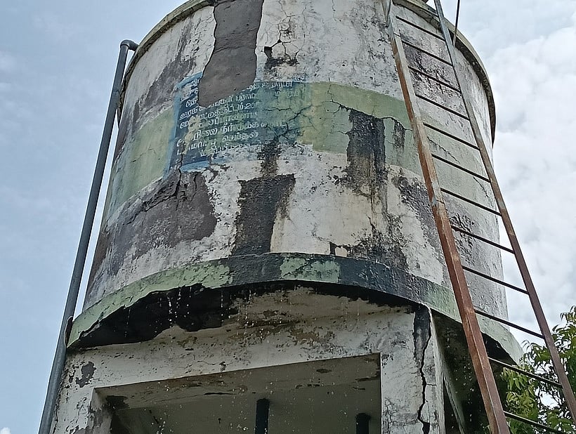 மலப்பாளையத்தில் சிமெண்டுகள் பெயா்ந்து, விரிசலுடன் காணப்படும் மேல்நிலைக் குடிநீா் தொட்டி.