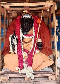 விழுப்புரம் சங்கர மடத்துக்கு வந்த காஞ்சி மகா பெரியவா் கற்சிலை