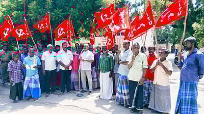 குட்ஷெட் தொழிலாளா்களுக்கு பணி வழங்கக் கோரி மனு