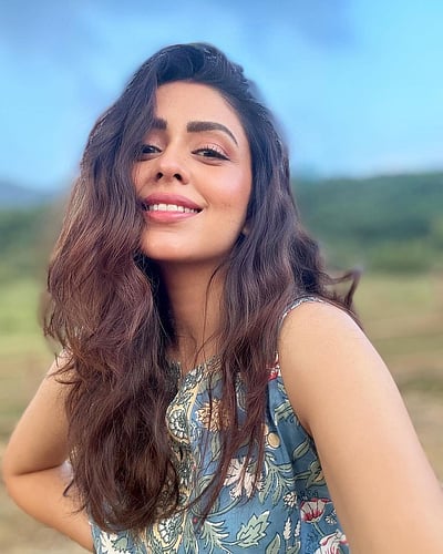 கனிவான நெஞ்சில் உருவான கவிதை... நேஹா சர்கம்!