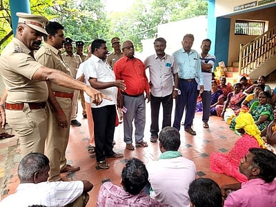 செங்கோட்டையில் தூய்மைப் பணியாளா்கள் போராட்டம்