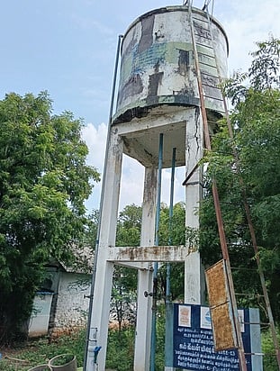 கரூா் அருகே ஆபத்தான நிலையில் மேல்நிலைக் குடிநீா் தொட்டி