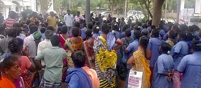 புதுகை மாநகராட்சி தூய்மைப் பணியாளா்கள் காத்திருப்புப் போராட்டம்