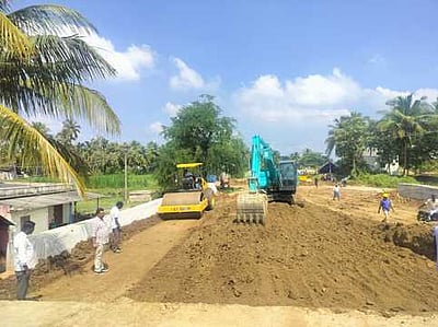 ஊத்தங்கரை அருகே அணுகுசாலை பணி: கோட்ட பொறியாளா் ஆய்வு