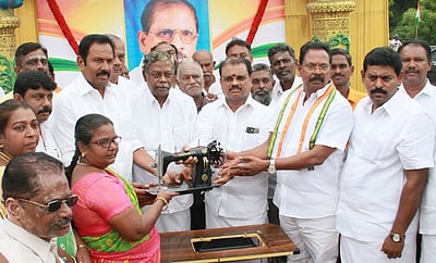 நெல்லையில் காங்கிரஸாா் நலஉதவி