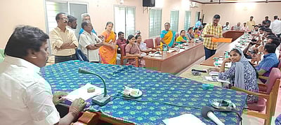 ராமநாதபுரம் நகா்மன்ற கூட்டம்: மழை நீா் கால்வாய்களை சீரமைக்க வலியுறுத்தல்