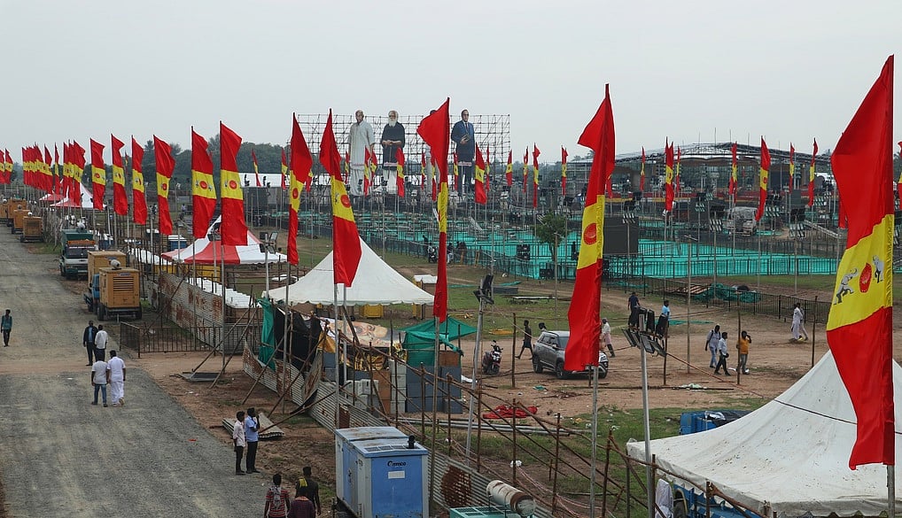 விழுப்புரம் மாவட்டம், விக்கிரவாண்டி வட்டம், வி.சாலையில் தமிழக வெற்றிக் கழகத்தின் மாநில மாநாடு நடைபெறும் பகுதியில் கட்டப்பட்டுள்ள கட்சிக் கொடிகள்