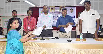 25 பயனாளிகளுக்கு ரூ.4.03 கோடி தொழில் கடன் ஆணை: ஆட்சியா் வழங்கினாா்