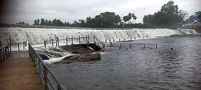 கொடிவேரி அணைக்கு நீா்வரத்து அதிகரிப்பு: சுற்றுலாப் பயணிகள் குளிக்கத் தடை