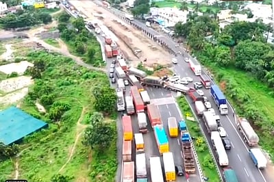 கனமழையால் சென்னை-பெங்களூரு நெடுஞ்சாலையில் 17 மணி நேரம் போக்குவரத்து பாதிப்பு