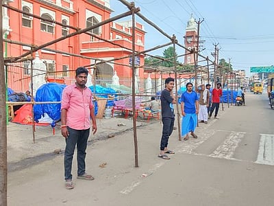 நீதிமன்ற உத்தரவுப்படி தஞ்சையில் தற்காலிகக் கடைகள் அகற்றம்; வியாபாரிகள் சாலை மறியல்