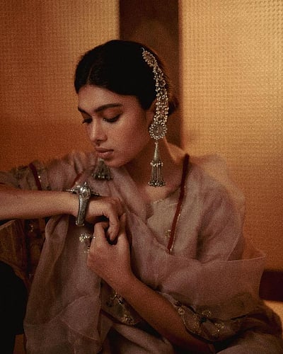 காலத்தில் கரைந்து... துஷாரா விஜயன்!