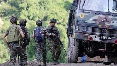 ராணுவ வாகனம் மீது தீவிரவாத தாக்குதல்! 2 வீரர்கள் உள்பட 4 பேர் உயிரிழப்பு!