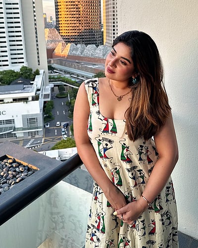 சிங்கப்பூரில்... அபர்ணா தாமஸ்!