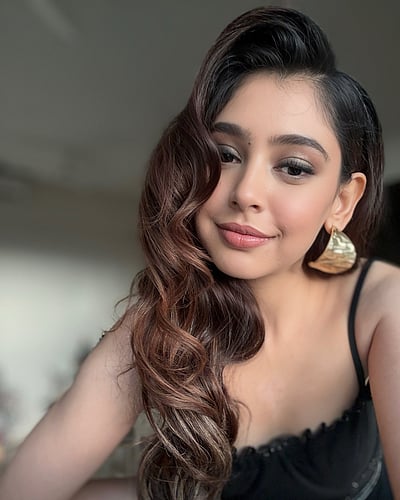 சிதறாத முத்தென்ன நகை ஆனதோ... நிதி டெய்லர்!