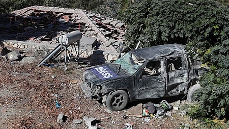 லெபனானின் ஹஸ்பயா பகுதியில் செய்தியாளா்கள் தங்கியிருந்த குடியிருப்புப் பகுதியில் இஸ்ரேல் நடத்திய தாக்குதலால் உருக்குலைந்த வாகனம்.