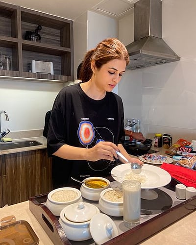 உறக்கமும் இசையும்... ஷ்ரத்தா தாஸ்!