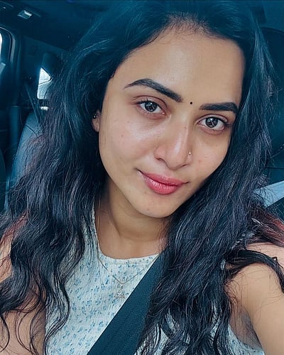 நிலவுக்கு வெளிச்சம்! ஜனனி அசோக்குமார்