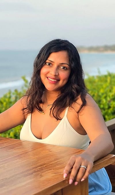 சூரியனின் முத்தம்... அமலா பால்!