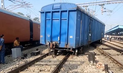 உ.பி.யில் தடம்புரண்ட சரக்கு ரயில்!