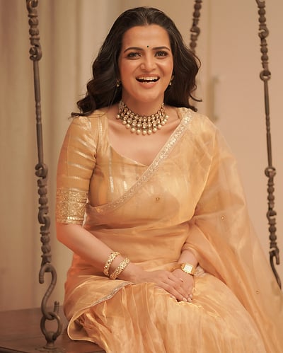 10 படங்கள் இருக்கு பொறுமையா பாருங்க... டிடி!