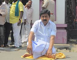 சி.வி.சண்முகம், ஆதரவாளா்களை அதிமுகவில் இருந்து நீக்க வலியுறுத்தல்