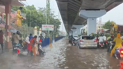 மதுரையை திக்குமுக்காட வைத்த மழை: போக்குவரத்து நெரிசல், வாகன ஓட்டிகள் அவதி!