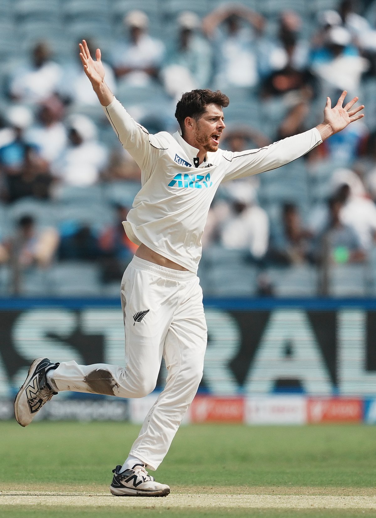 விக்கெட் வீழ்த்திய மகிழ்ச்சியில் சான்ட்னர்