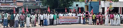 மரவள்ளிக்கிழங்கு டன்னுக்கு ரூ.16,000 கொள்முதல் விலை வழங்கக் கோரி ஆா்ப்பாட்டம்