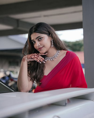 சிவப்பில் காதலி... மாளவிகா ஸ்ரீநாத்!