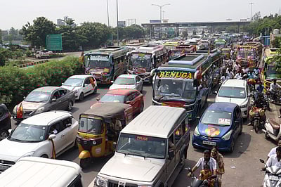 திருச்சி சாலையில் 4 மணி நேரத்துக்கும் மேல் போக்குவரத்து நெரிசல்!