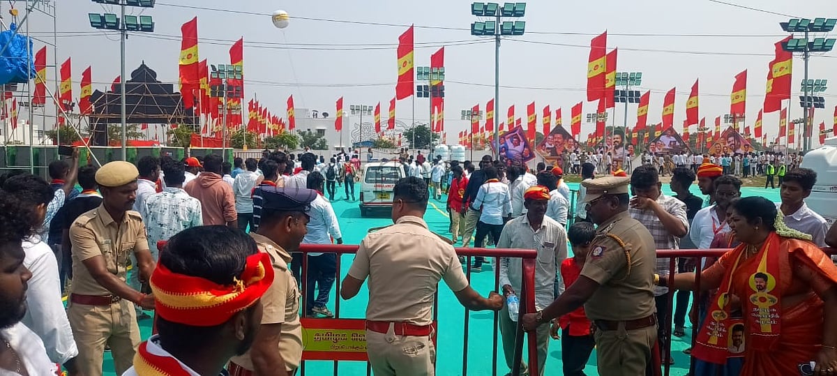 ஆம்புலஸ் செல்ல வழி ஏற்படுத்தும் காவல் துறையினர்