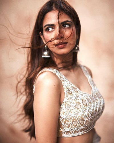 காதல் வீணையை கண்களில் மீட்ட... மாளவிகா மோகனன்!