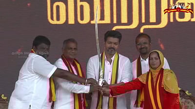விஜய்க்கு நினைவுப் பரிசாக வீரவாள்