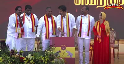 தவெக கொடியை ஏற்றினார் விஜய்