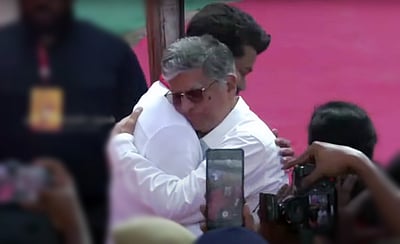 தவெக மாநாட்டில் நெகிழ்ச்சி! பெற்றோரிடம் ஆசி பெற்ற விஜய்