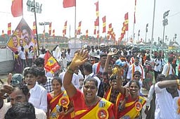 தவெக விருப்ப மனு விநியோகம் தொடக்கம்: அலுவலகத்தில் குவிந்த தொண்டா்கள்