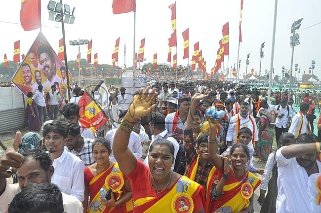 மாநாட்டில் குவியும் தொண்டர்கள்